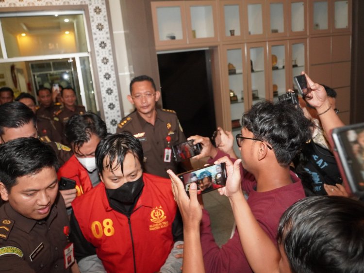 PENAHANAN TIGA ORANG TERSANGKA DALAM PERKARA DUGAAN TINDAK PIDANA KORUPSI DALAM PEMENUHAN KEWAJIBAN PERPAJAKAN BEBERAPA PERUSAHAAN PADA TAHUN 2019 S/D 2021
