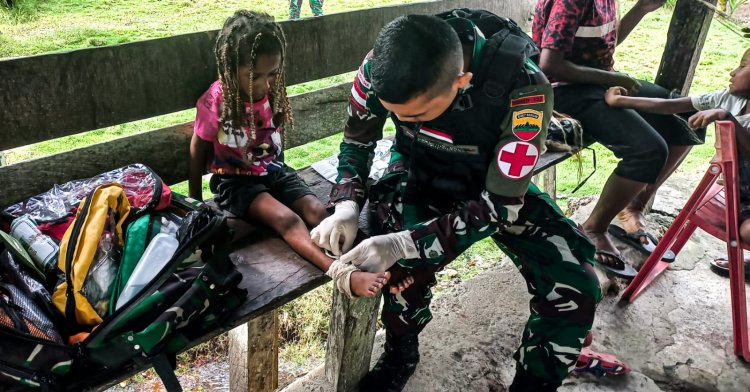 Beri Pelayanan Kesehatan, Satgas Yonif 122/TS Beri Blusukan di Perbatasan RI-PNG