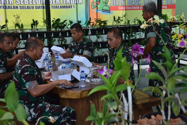 "Untuk Menjaga Solidaritas, Danrem 132/Tdl Gelar Makan Siang Bersama Prajurit dan PNS"
