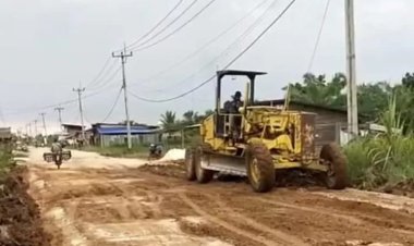 Hadapi Lebaran 1446 H, Bupati Bistamam Gerak Cepat Perbaiki Jalan Lintas Pedamaran - Kubu 