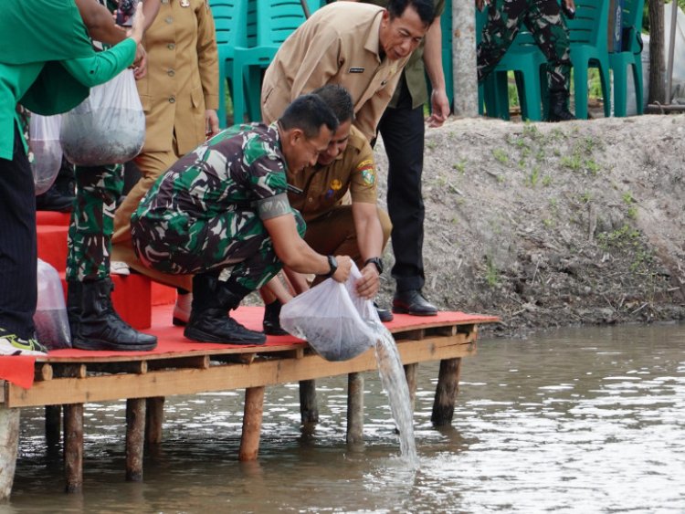 Yonif 132/Bima Sakti Dukung Ketahanan Pangan, Bupati Kampar Tebar Benih Ikan Patin di Salo