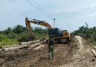 Jaga Kelancaran Pasokan Material, Satgas TMMD Ke-129 Kodim 0313/KPR Terus kerjakan Perbaikan Jembatan Penyeberangan Sementara   