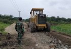 Fokus pada Kualitas Jalan Sasaran TMMD Ke-129, Satgas Kodim 0313/KPR Kerahkan 7 Unit Dump Truck Ratakan Batu Pecah