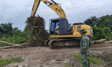 Gerak Cepat Satgas TMMD Ke-129 Kodim 0313/KPR Gunakan Alat Berat Bangun Badan Jalan 2,5 Km x 5 Meter