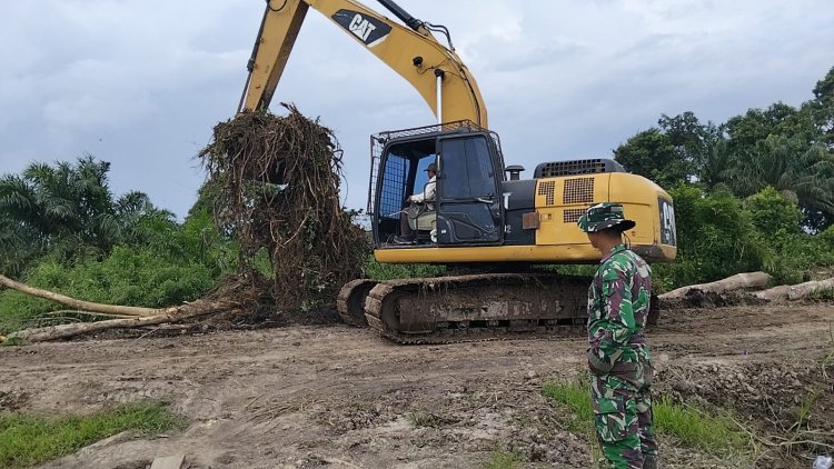Gerak Cepat Satgas TMMD Ke-129 Kodim 0313/KPR Gunakan Alat Berat Bangun Badan Jalan 2,5 Km x 5 Meter