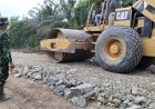 ​Tutup Jalan Berlubang dan Merapikan Bahu Jalan, Satgas TMMD ke-129 Kodim 0313/KPR Dipacu Hingga Jembatan T. Tahal
