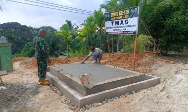 Wujudkan Program TMAB, Satgas TMMD ke-129 Kodim 0313/KPR Rampungkan Pengecoran Lantai Fondasi di Pelalawan
