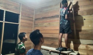 Kejar Target TMMD ke-129, Satgas Kodim 0313/KPR 'Serbu' Lembur Pengerjaan Rumah Ibu Timah Pada Malam Hari