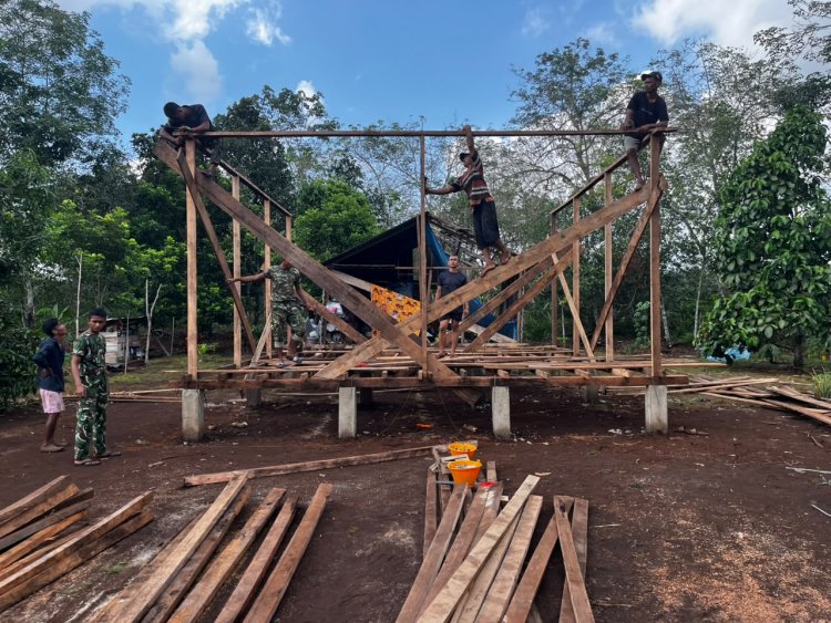 Kembali Lanjutkan pekerjaan, Satgas TMMD Ke-129 Kodim 0313/KPR Geber Pembangunan Rumah Bapak Diasan di desa Parit Baru
