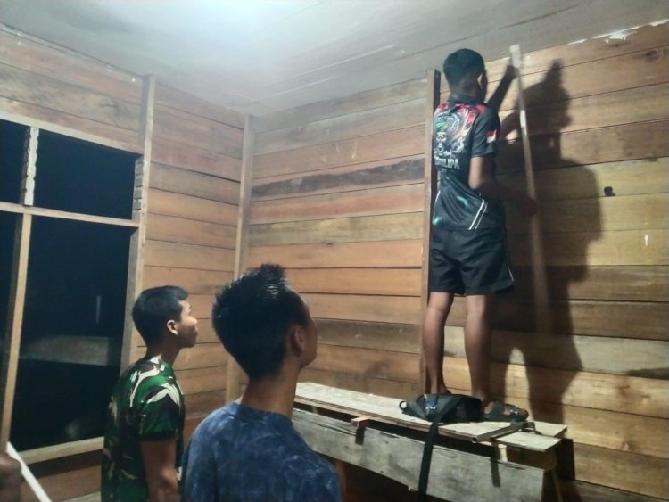Kejar Target TMMD ke-129, Satgas Kodim 0313/KPR 'Serbu' Lembur Pengerjaan Rumah Ibu Timah Pada Malam Hari